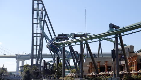 Schwenken-In-Zeitlupe-Hinterließ-Die-Achterbahn-Des-Fliegenden-Dinosauriers-In-Den-Universal-Studios-Japan