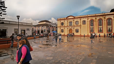 MAIN-CATHEDRAL-IN-SAN-CRISTOBAL-DE-LAS-CASAS,-CHIAPAS-MEXICO-SHOT-PEOPLE-PASSING-BY