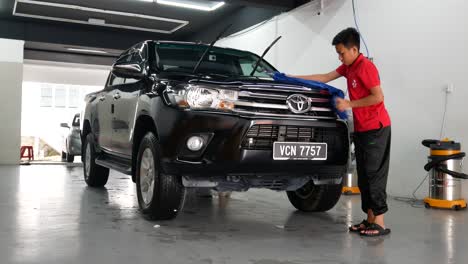 Dos-Tenagers-Trabajando-En-El-Lavado-De-Autos