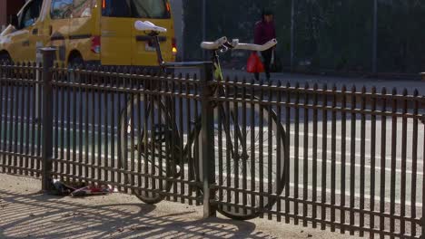 Fahrrad-Neben-Zaun-Auf-Der-Straße-Geparkt