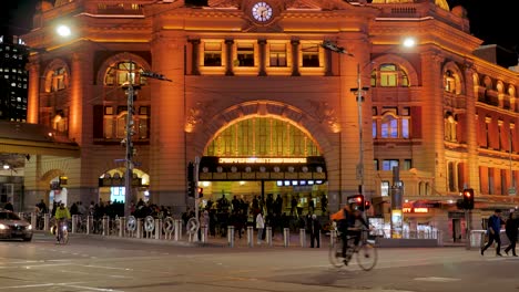 Tráfico-De-La-Estación-Flinder-Durante-La-Noche