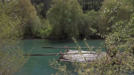 Traditioneller-Abstieg-Der-Flöße-Im-Fluss-Esca-Im-Roncal-tal,-Burgui,-Navarra,-Spanien