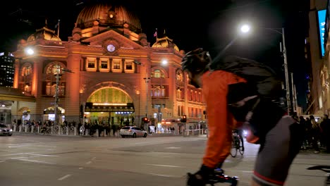 Tráfico-De-La-Estación-Flinder-Durante-La-Noche