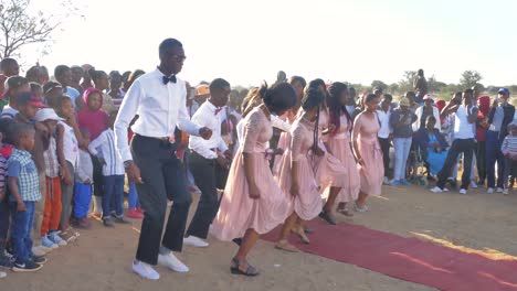 Damas-De-Honor-Y-Padrinos-Africanos-Bailando-En-Una-Boda-En-Botswana