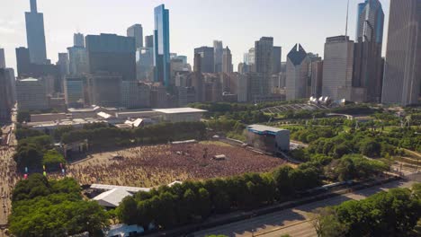 Video-De-Hiperlapso-Aéreo-De-La-Multitud-En-El-Festival-De-Música-Lollapalooza-En-Chicago,-Illinois