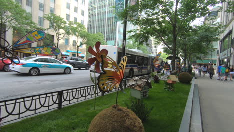 Chicago,-Michigan-Avenue,-Straßenansicht,-Vereinigte-Staaten,-USA,-Passanten,-Gehen,-Verkehr,-Transport,-Stadtbus,-Taxi,-Autos