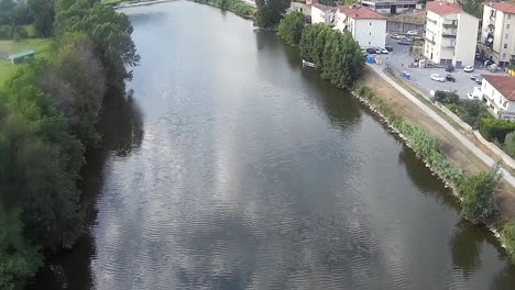 Luftaufnahme-Des-Flusses-Arno-Bei-Florenz-Kurz-Vor-Dem-Eingang-Zum-Stadtzentrum