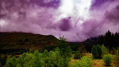 Filmischer-Zeitraffer-Von-Violetten-Wolken-über-Den-Schottischen-Highlands