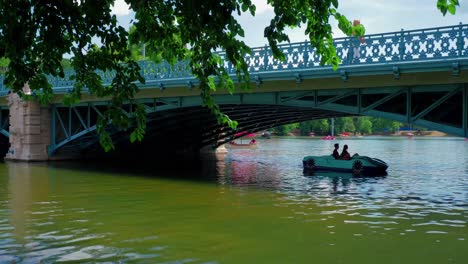 Városligeti-See-Stadtpark,-Tretboote-Unter-Der-Brücke,-Weiter-Aufnahme