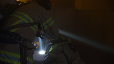 Feuerwehrleute-Retten-Einen-Verletzten-Feuerwehrmann-In-Einem-Verrauchten-Brennenden-Gebäude