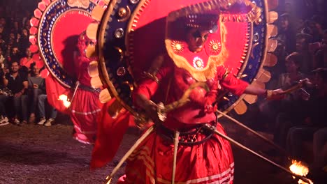 Espectáculo-De-Danza-Tradicional-Con-Fuego-En-Un-Festival-Universitario-De-Arquitectura-En-Kerala