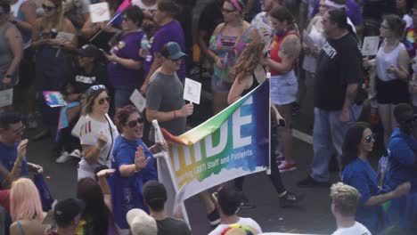 Gente-Marchando-En-La-Calle-Con-Orgullo-Banner-En-River-City-Pride-Parade-En-Jacksonville,-Florida