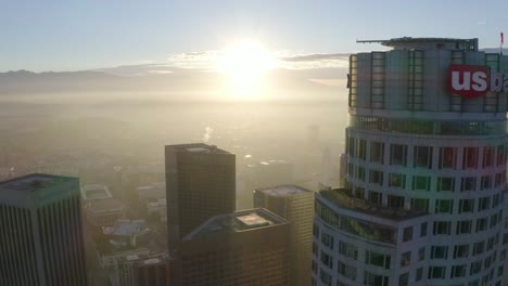 Tolle-Luftfliege-Von-Us-Bank-Wolkenkratzer-In-Der-Innenstadt-Von-Los-Angeles-Bei-Sonnenaufgang