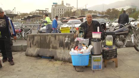 Iranischer-Straßenhändler,-Der-Wasser-Außerhalb-Des-Tadschrischen-Basars-In-Teheran,-Iran,-Verkauft