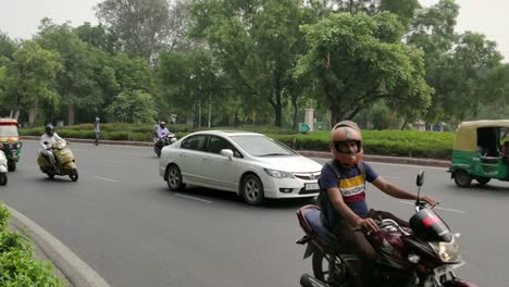 Die-Bewegung-Von-Fahrzeugen,-Autos,-Fahrrädern-Auf-Dem-India-Gate-Circle-In-Delhi