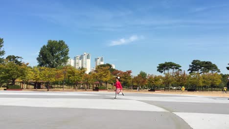 Una-Niña-Corre-En-El-Parque-Hosu,-Ansan,-Sangnok,-Gyeonggi-do,-Corea-Del-Sur