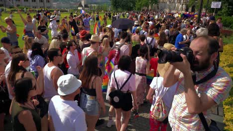 Gente-Colorida-Preparándose-Para-Marchar-En-El-Orgullo-De-Budapest,-Fotógrafo-En-Acción