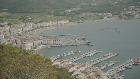 Nahaufnahme-Auf-Den-Hafen-El-Port-De-La-Selva-Von-Einem-Berggipfel-Aus-Mit-Einem-Einfahrenden-Boot