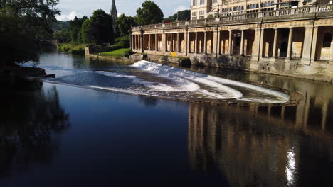 Pulteney-Weir-Y-Empire-Hotel-En-Bath,-Somerset-En-Una-Hermosa-Mañana-De-Verano-Que-Se-Desvanece-Hacia-El-Río-Avon