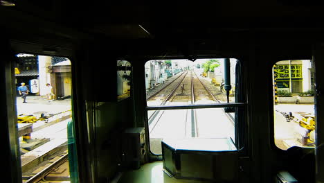 Zeitraffer---Zugfahrt-In-Kyoto,-Blick-Auf-Gleise,-Aufgenommen-Durch-Die-Frontscheibe-Des-Vorderen-Lastwagens,-Japan