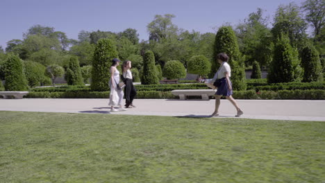 Foto-De-Seguimiento-De-Mano-De-Una-Mujer-Caminando-En-El-Parque