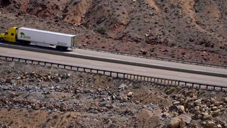 Vista-Aérea-De-La-Carretera-En-Utah,-Estados-Unidos