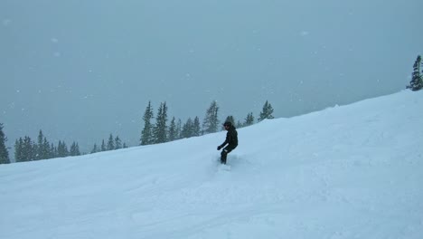 Ein-Junge-Snowboarding-Im-Schneegestöber