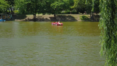 Stadtpark-Am-Városligeti-See,-Eine-Weitere-Aufnahme-Von-Vorbeifahrenden-Menschen-Auf-Tretbooten