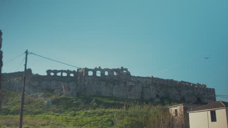 Flugzeug,-Das-über-Alte-Burgruinen-In-Mytilene-Fliegt