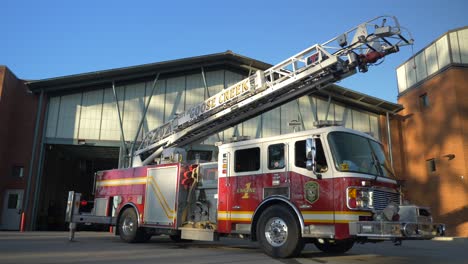 El-Motor-De-Bomberos-Se-Sienta-Brillante-Fuera-De-Una-Estación-De-Bomberos-A-La-Luz-Del-Sol-Temprano-En-La-Mañana