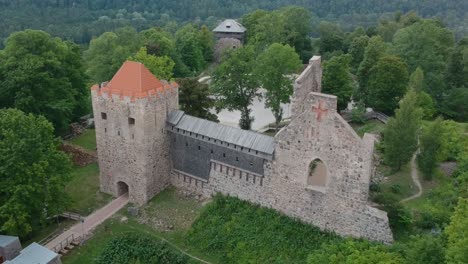 Toma-Aérea-Del-Castillo-De-Sigulda-En-Letonia