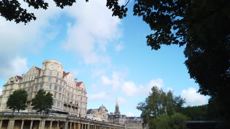 Empire-Hotel,-Pulteney-Weir---Pulteney-Bridge-En-Bath,-Somerset-En-Una-Hermosa-Mañana-De-Verano-Desvaneciéndose-En-Diagonal-Hacia-El-Cielo