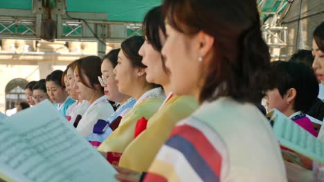 Koreanische-Leute-Mit-Hanbok,-Die-Während-Des-Koreanischen-Festivals-Orchester-Auf-Der-Bühne-Spielen