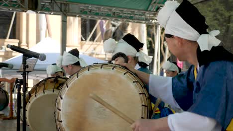 Músicos-Coreanos-Tocando-Tambores-E-Instrumentos-Tradicionales-Coreanos-Samulnori-Durante-El-Festival-Coreano