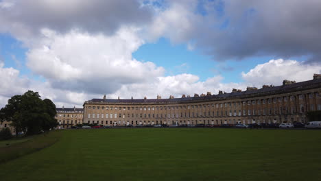 Zeitraffer-Des-Königlichen-Halbmonds-In-Bath,-Somerset-An-Einem-Sonnigen-Sommertag-Mit-Blauem-Himmel-Und-Weißen-Wolken,-Die-Sich-über-Ihm-Bewegen