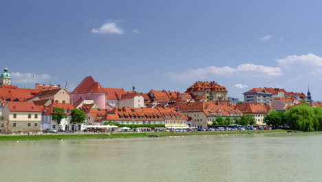 Cuaresma-Es-El-Popular-Paseo-Marítimo-De-Maribor,-Eslovenia,-Río-Con-Ciudad-Medieval-En-El-Fondo