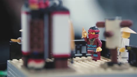 Lego-Bau-Eines-Ninja--Und-Shaolin-Meisters-In-Der-Trainingsumgebung-Mit-Beeindrucktem-Kind-|-Zeitlupe