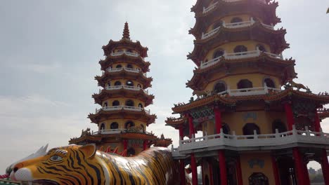 Die-Drachen--Und-Tigerpagoden-Am-Lotusteich-In-Kaohsiung,-Taiwan