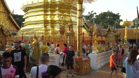 Durante-El-Día-En-El-Templo-Doi-Suthep-En-Chiang-Mai,-Tailandia