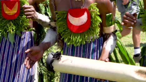 Traditionelle-Singende-Tänzer-Spielen-Kundu-Trommeln,-Papua-Neuguinea