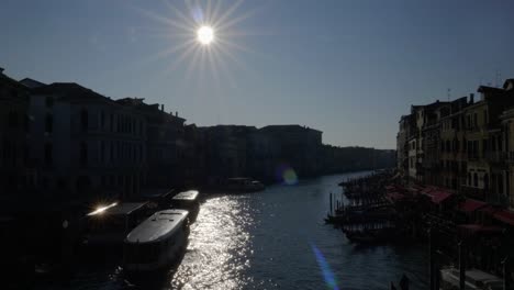 Vista-Icónica-En-El-Gran-Canal-Desde-El-Puente-De-Rialto,-Vaporetto-En-Primer-Plano