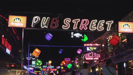 Timelapse-De-Las-Brillantes-Luces-De-Neón-De-La-Calle-Pub-En-La-Noche