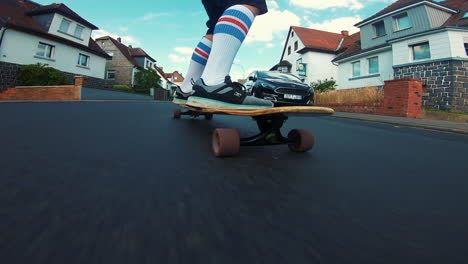 Männliche-Person-Mit-Weißen-Hohen-Socken-Longboarding