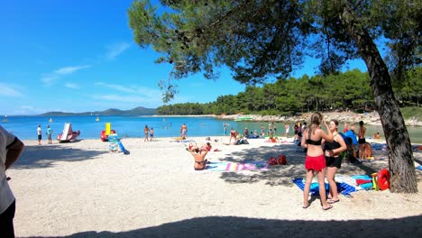 Una-De-Las-Muchas-Playas-De-Pakostane-En-Croacia-En-Lapso-De-Tiempo-Para-Mostrar-El-Ajetreo-De-Los-Bañistas