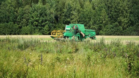 Hay-Cosechadora-Verde-En-El-Campo-De-Grano