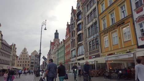 Colorful-medieval-buildings-at-central-market-square-in-Wroclaw