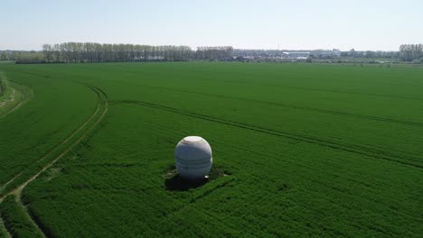 Estatua-De-Arte-Abstracto-Cielo-Vista-De-Drones-En-Los-Países-Bajos-En-Un-Pastizal