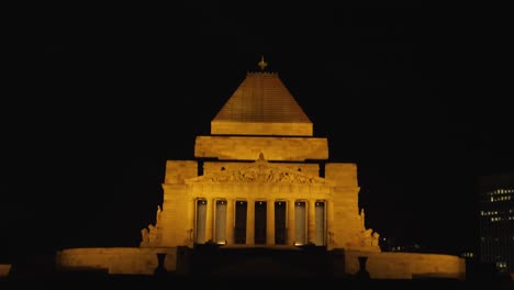 Schrein-Der-Erinnerung-Bei-Nacht-Melbourne-Anzac-Day,-Anzac-Parade,-Australien