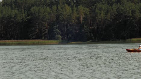 Pareja-En-Kayak-En-El-Lago-Wdzydze-En-El-Parque-Paisajístico-Kashubian-En-El-Voivodato-De-Pomerania