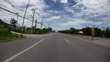 Este-Es-Un-Lapso-De-Tiempo-Con-Una-Cámara-De-Acción-Montada-Frente-Al-Camión,-Conduciendo-De-Pranburi-A-Hua-Hin-Y-De-Hua-Hin-A-Bangkok-En-Phet-Kasem-Road